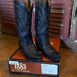 Lucchese Black Western Boots with Intricate Design
Made of elk skin.